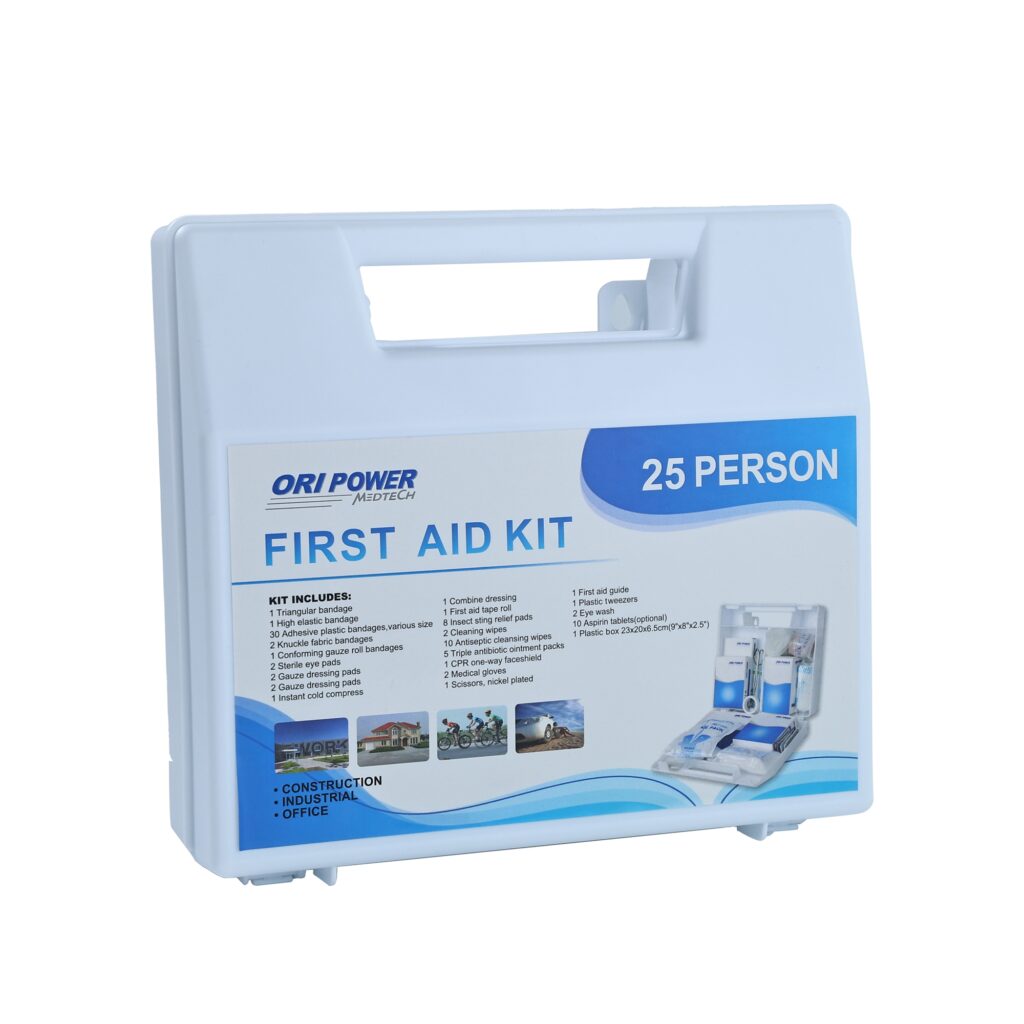 Un botiquín de primeros auxilios con un estuche de plástico y un recipiente de plástico blanco, organizado para facilitar el acceso a los suministros médicos.