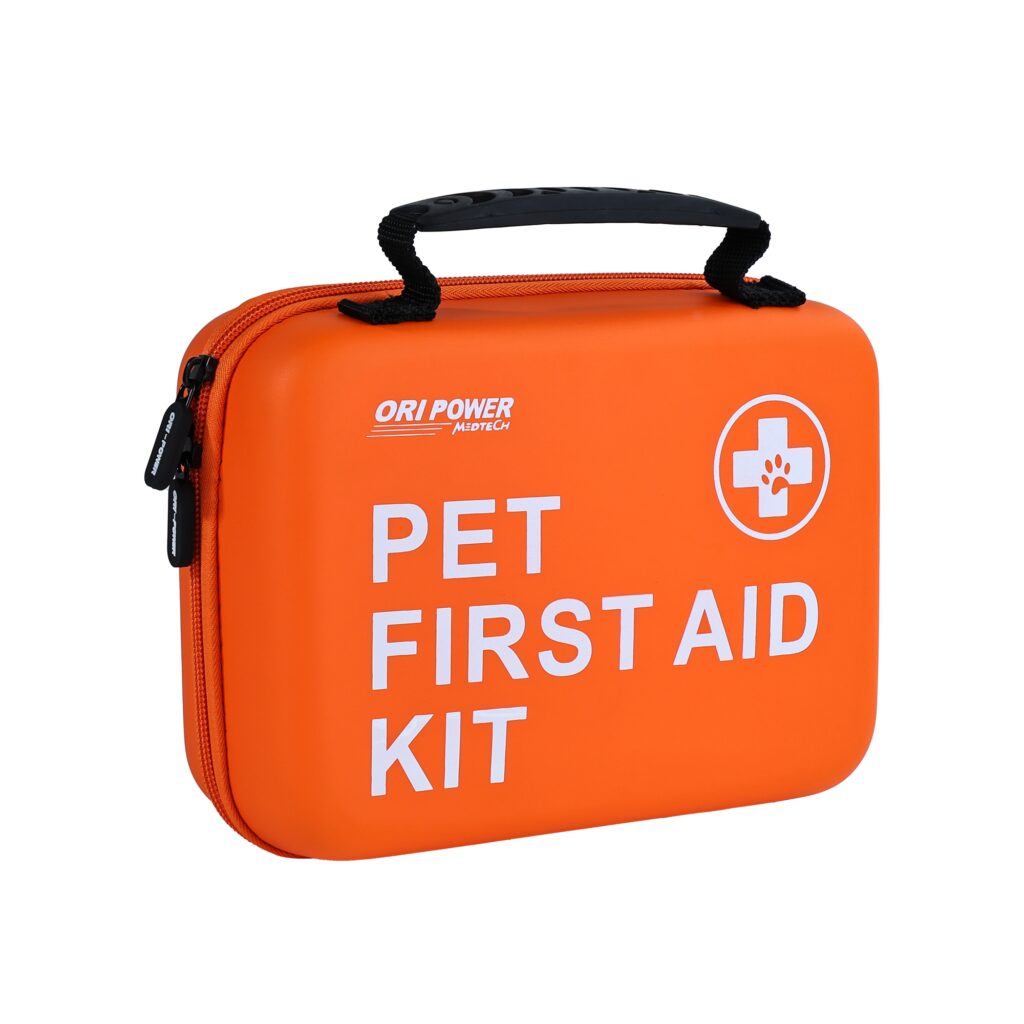 Demostración de la cara delantera del kit de emergencia integral para mascotas